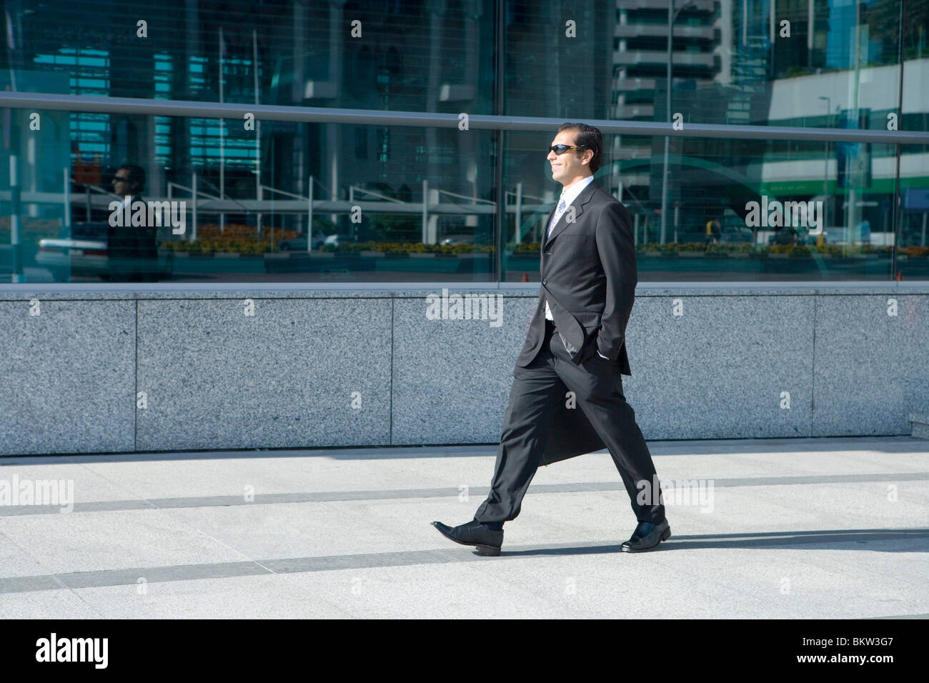 Imprenditore valigetta di contenimento e camminare attraverso la costruzione di Foto Stock