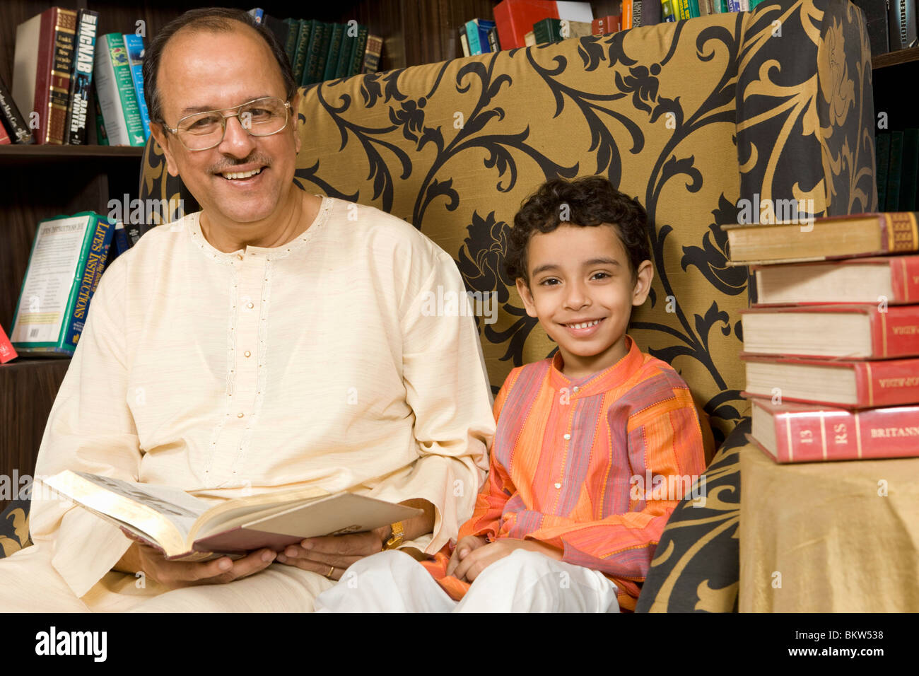 Il nonno con il nipote la lettura di un libro delle fiabe Foto Stock