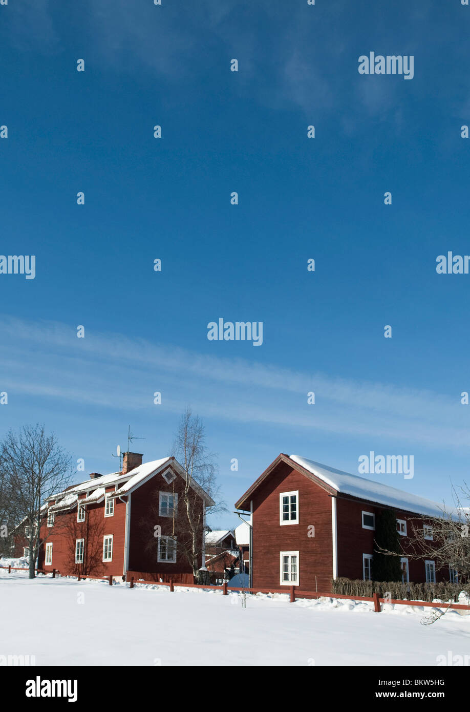 Case verso il cielo blu Foto Stock