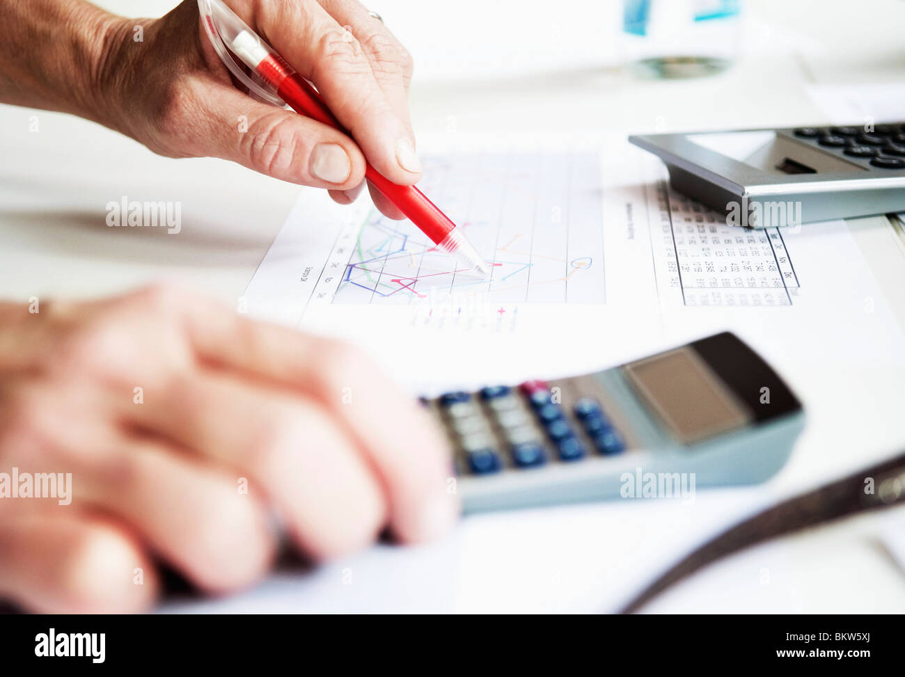 Closeup mano e la calcolatrice Foto Stock