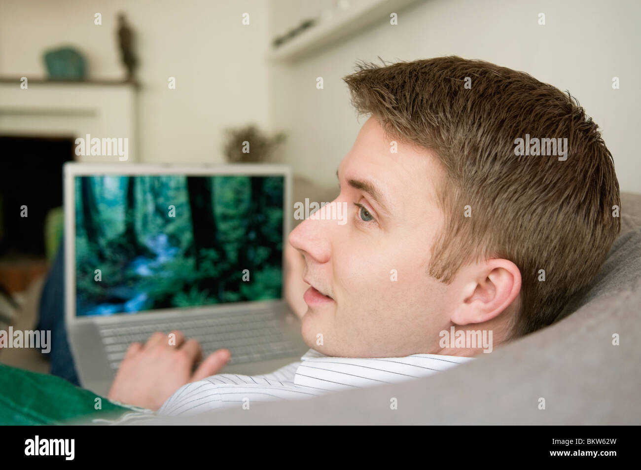 L'uomo con il computer Foto Stock
