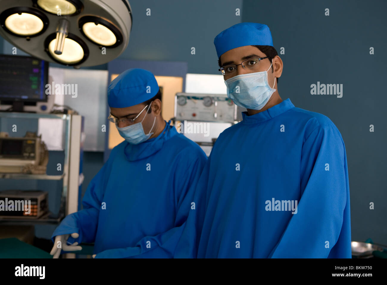 Due maschio chirurgo all'interno della sala operatoria Foto Stock