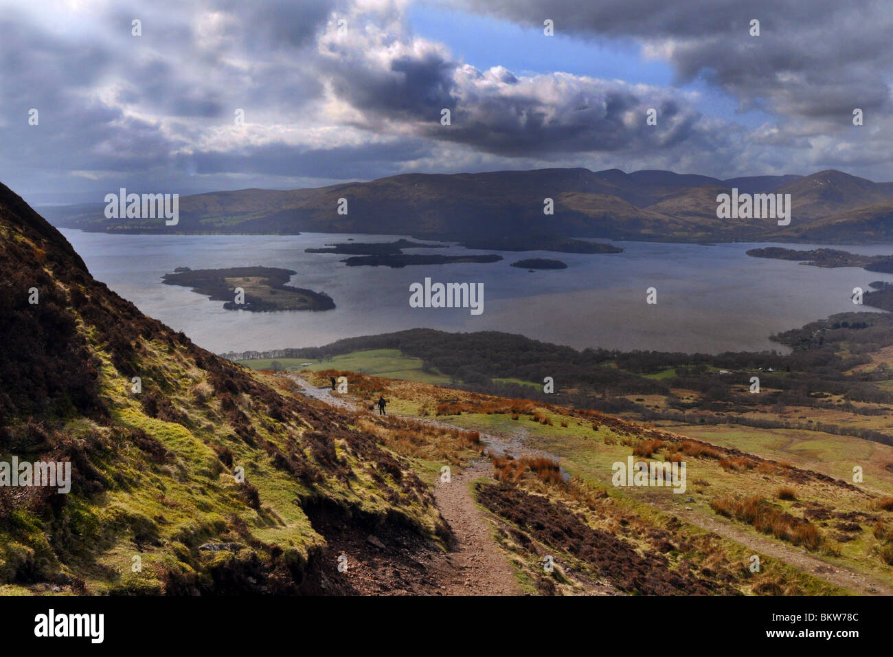 Passeggiate nel Trossachs National Park, Scozia guardando in giù sul Loch Lomand Foto Stock