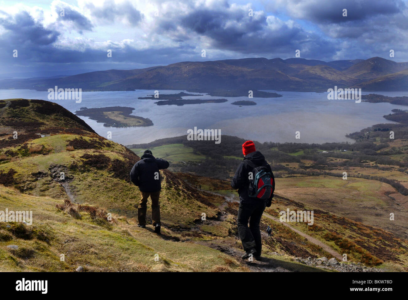 Passeggiate nel Trossachs National Park, Scozia guardando in giù sul Loch Lomand Foto Stock