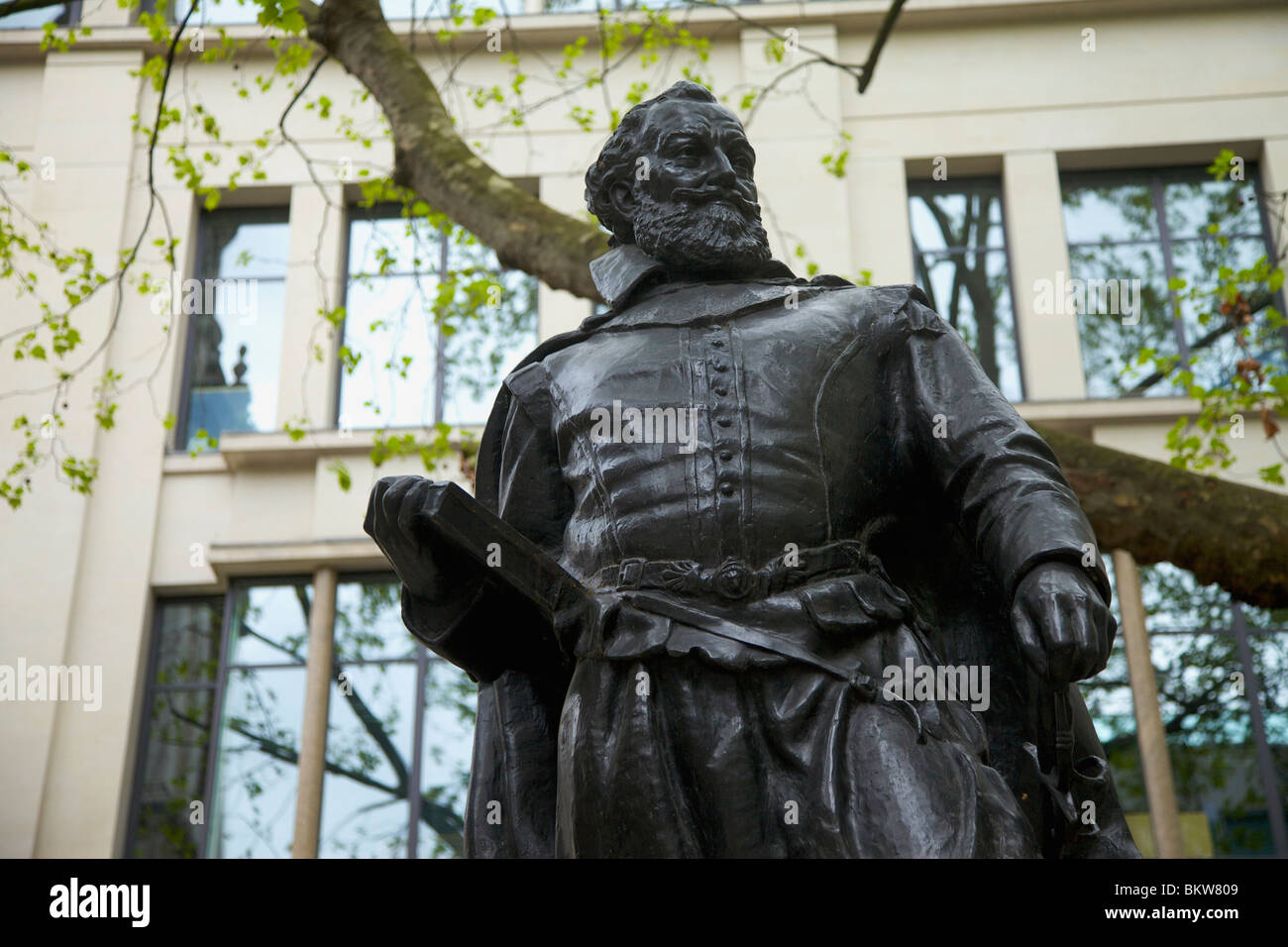 Statua del capitano John Smith di Pocahontas storia vicino a St Mary le Bow chiesa in Londra Foto Stock