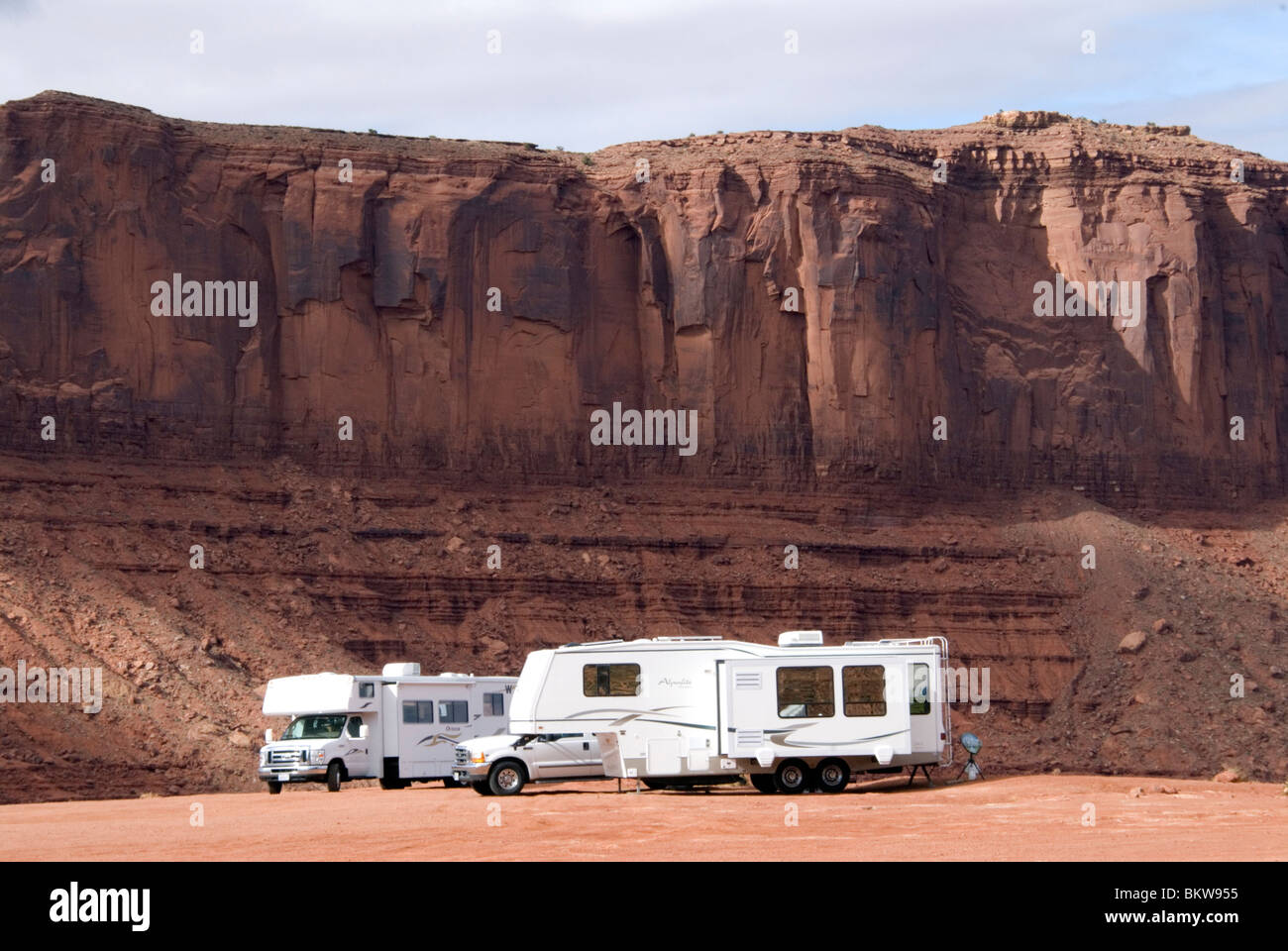 RVs veicoli ricreativi parcheggiato presso la primitiva campeggio al parco tribale Navajo del Centro Visitatori Monument Valley USA Utah Foto Stock