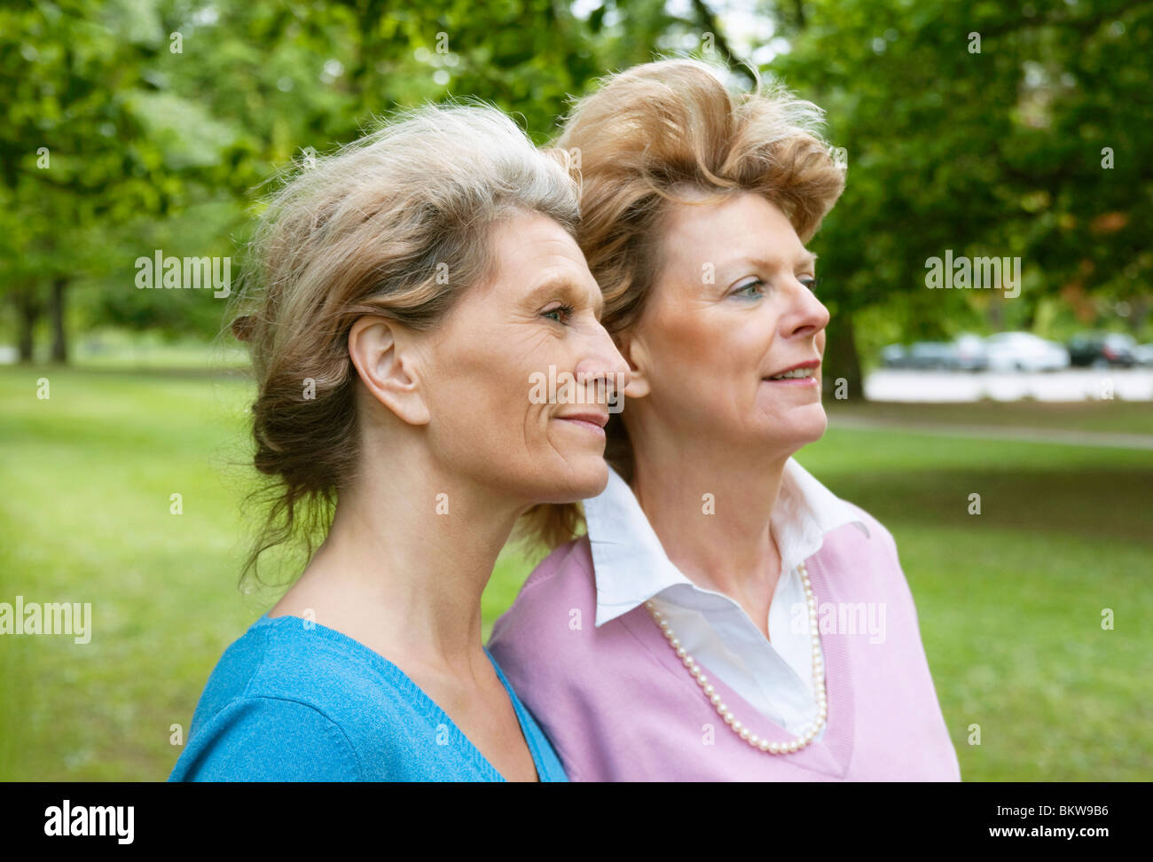 Due donne adulte nel parco Foto Stock