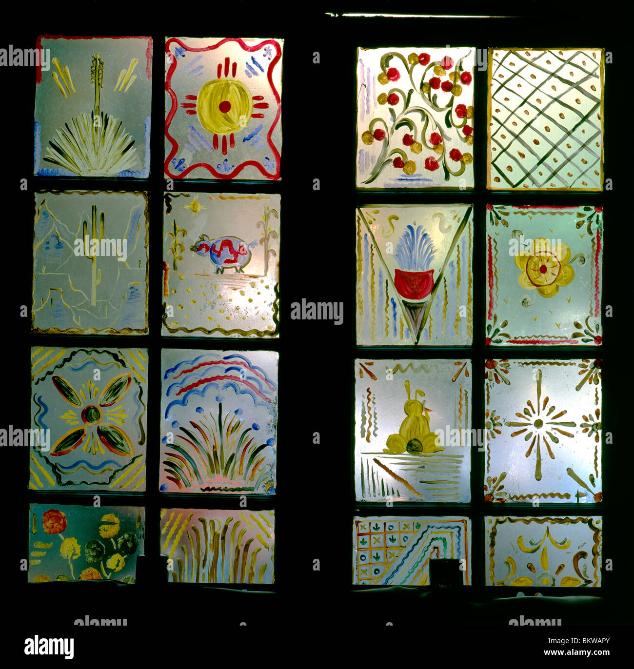 Arte popolare sud-occidentale dipinta sul vetro di una porta interna nel la fonda Hotel sulla Plaza, Santa Fe, New Mexico, USA Foto Stock