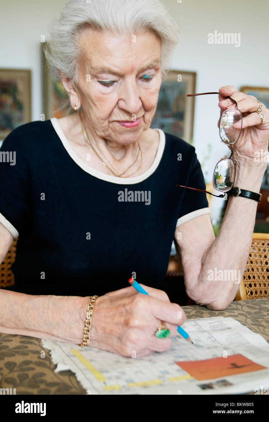 Signora risolvere cruciverba Foto Stock