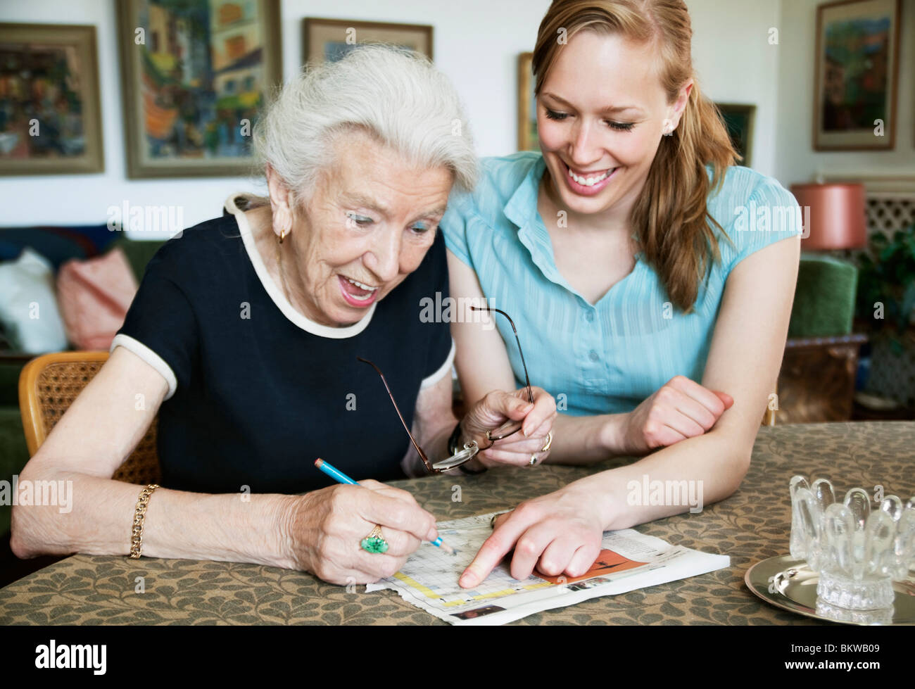 Felici donne risoluzione cruciverba Foto Stock