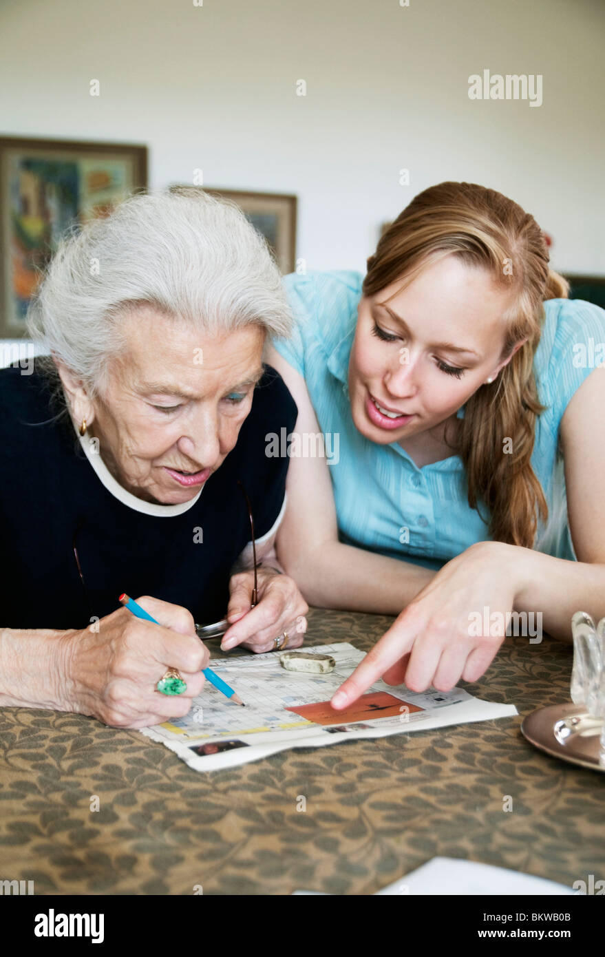 Due persone risolvere cruciverba Foto Stock