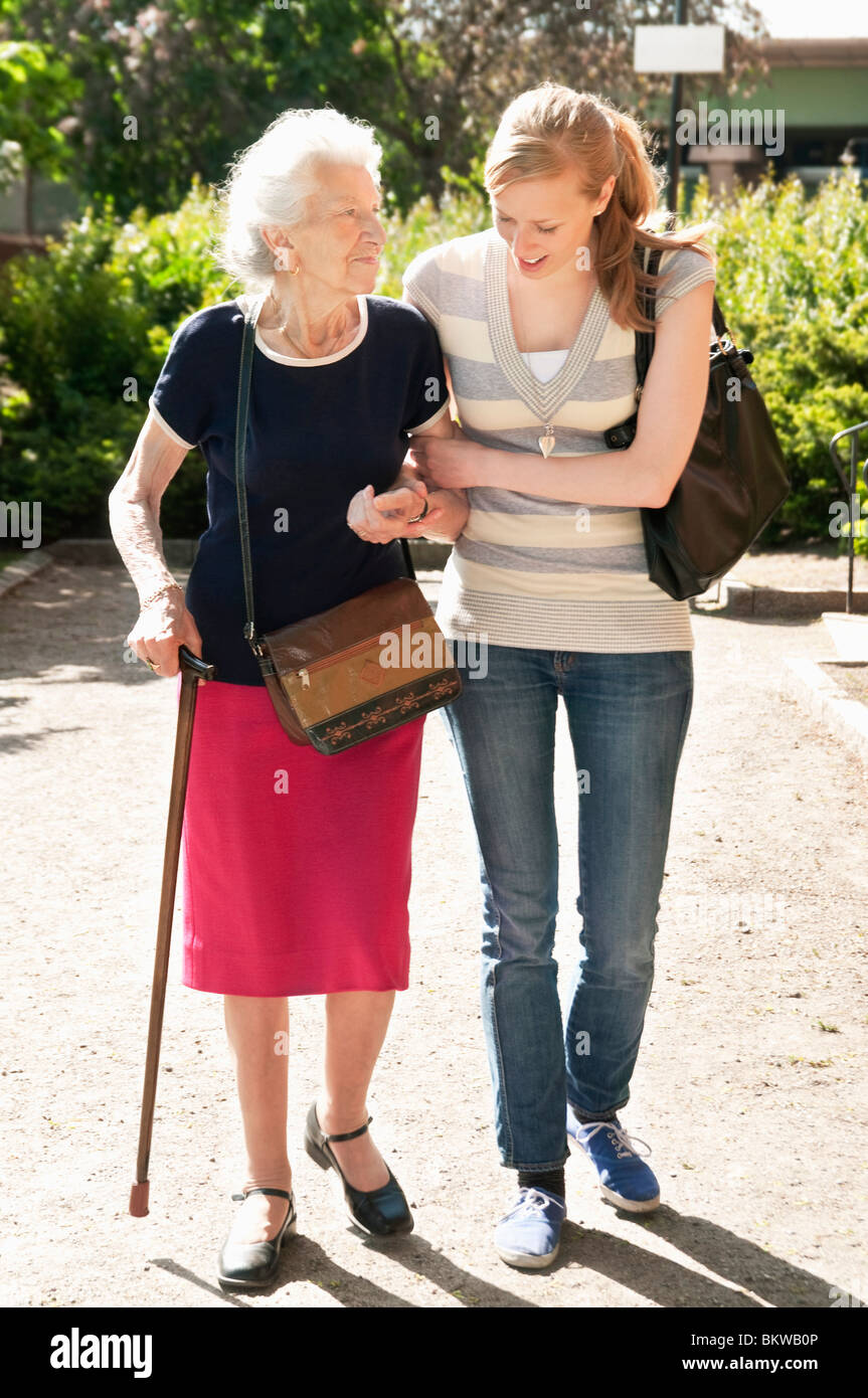 Due donne a piedi al di fuori Foto Stock