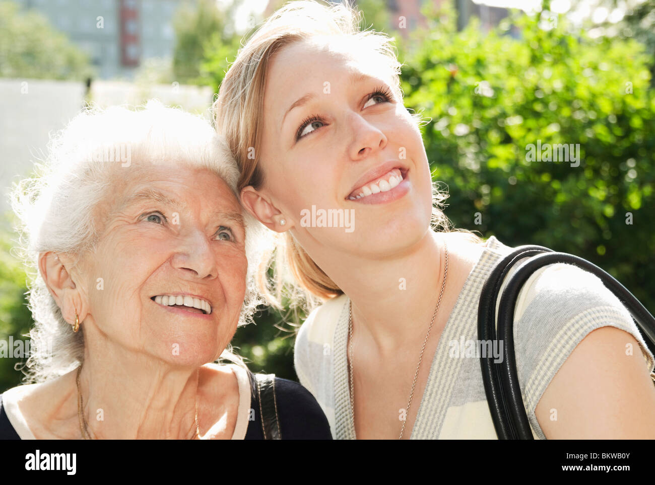 Due donne guardando verso il cielo Foto Stock