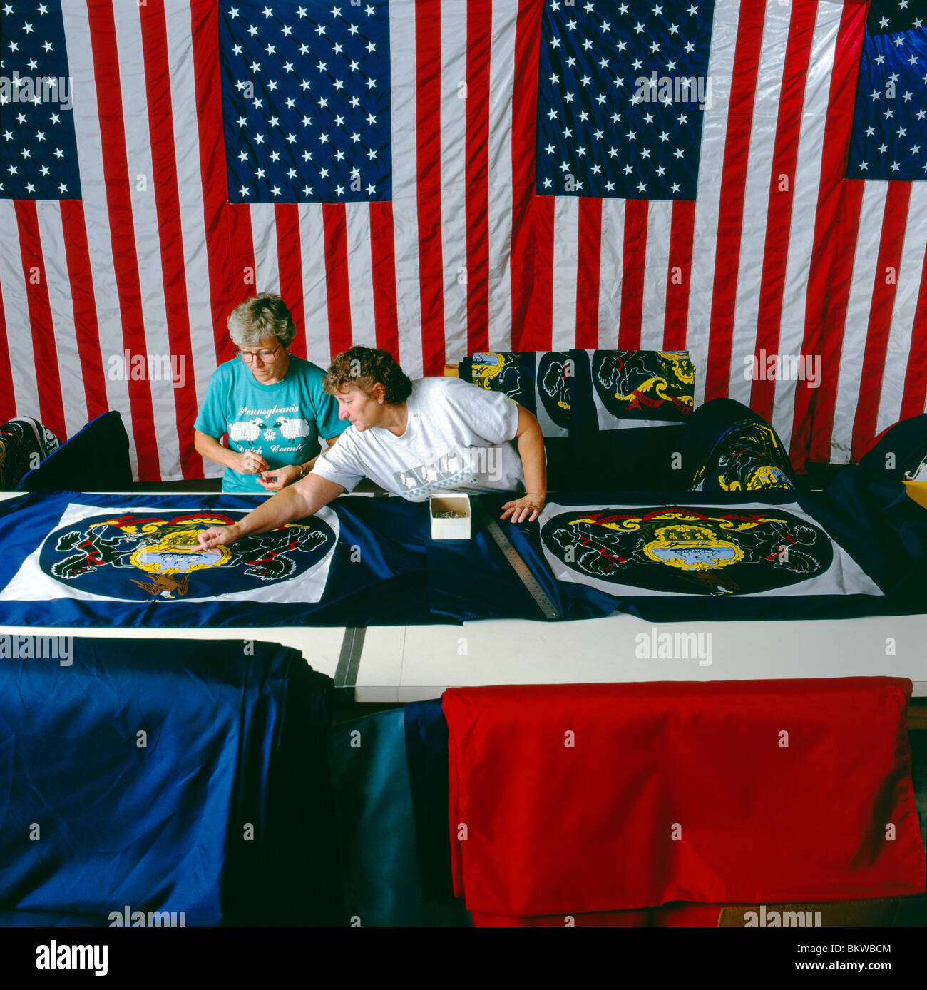 Due donne lavorano in Pennsylvania flag di stato a Valley Forge compagnia di bandiera, uno dei più grandi produttori di bandiera NEGLI STATI UNITI Foto Stock