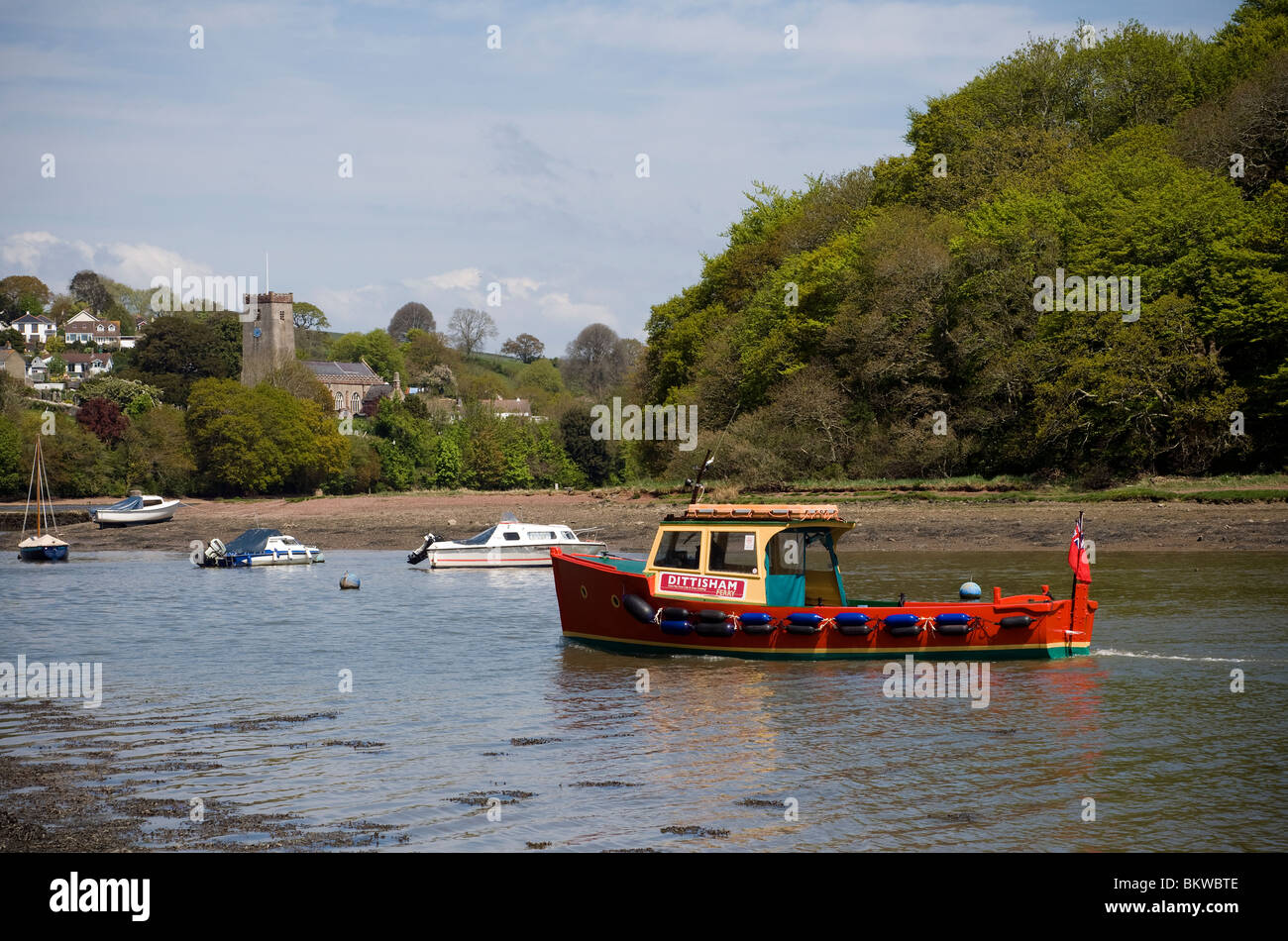 Il traghetto Dittisham avvicinando Stoke Gabriel,pendolari, il pendolarismo, emissioni, Inghilterra, ambiente, terreni agricoli, campi, superstrada, Foto Stock