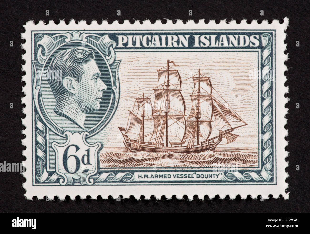 Francobollo dalle Isole Pitcairn raffigurante la H.M.S. Bounty e George VI. Foto Stock
