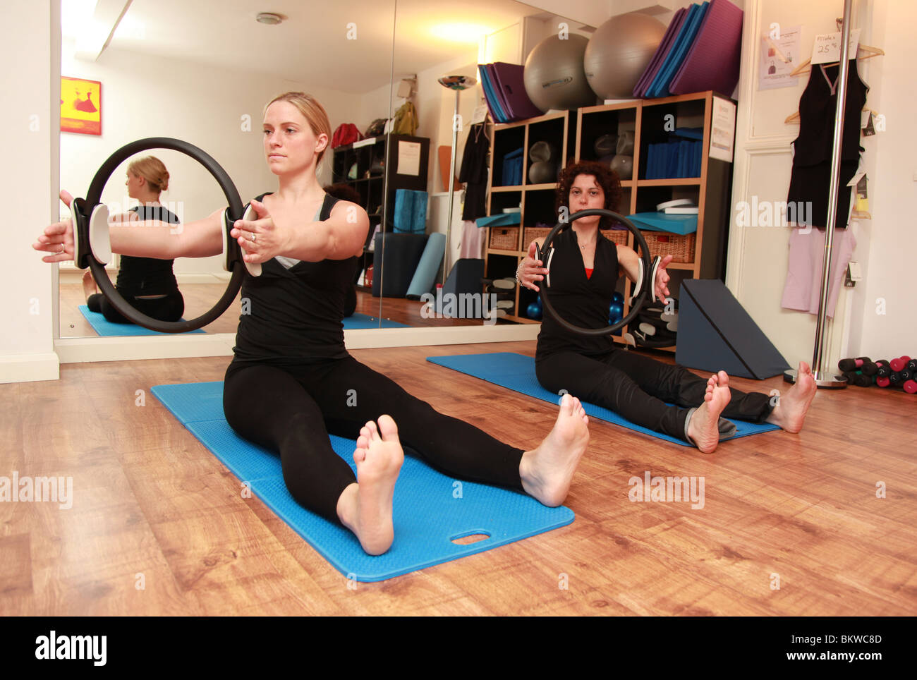 Delle donne che esercitano. Foto Stock