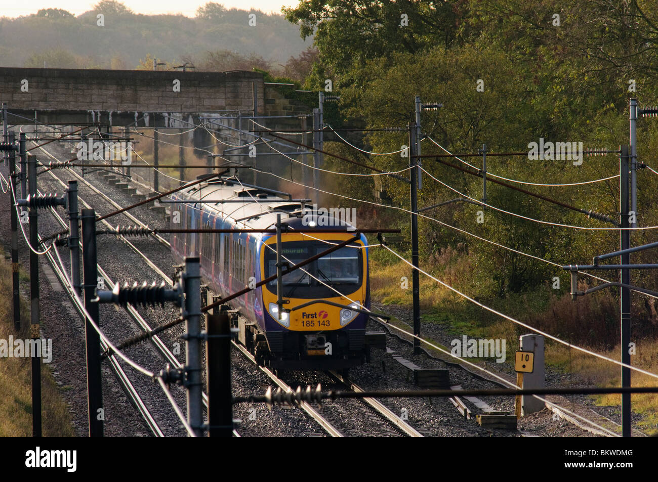 Primo TransPennine Express treno sulla linea principale della costa occidentale in Lancashire, Inghilterra Foto Stock