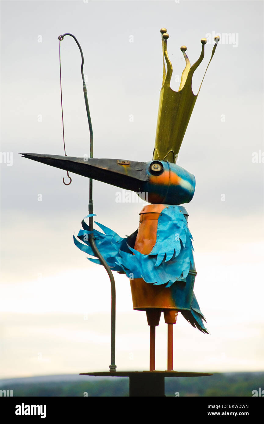 Re Ribble scultura raffigurante un kingfisher, scolpita da Matteo Robey vicino a Clitheroe, Lancashire Foto Stock