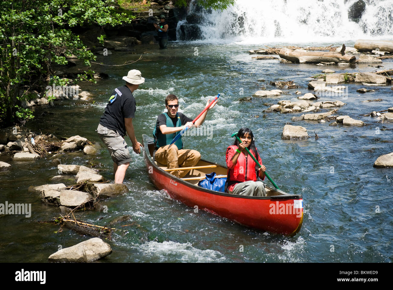 Canoe e kayak a portage intorno ad una cascata sul fiume Bronx in New York borough del Bronx Foto Stock