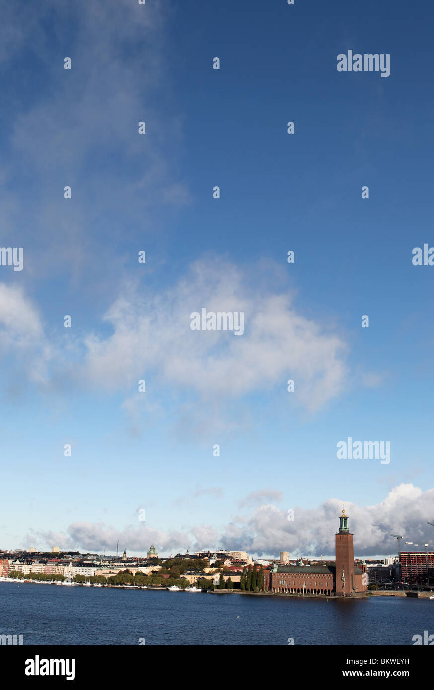 Vista sulla città accanto all'acqua Foto Stock