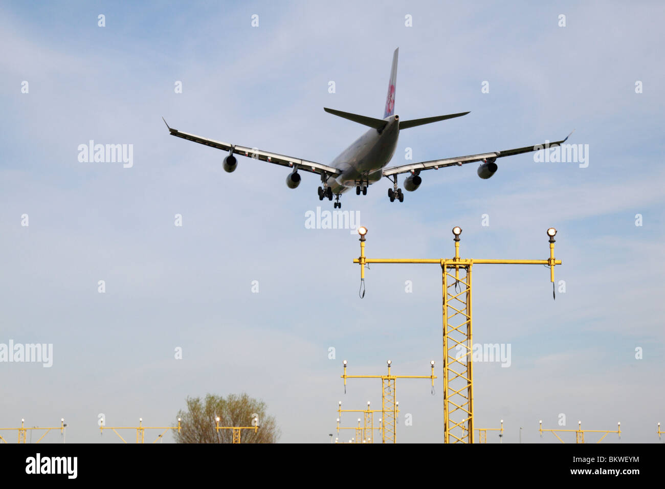 Un aereo che passa sopra le luci di atterraggio come si arriva per atterrare sulla pista nord presso l'aeroporto di Heathrow, UK. Foto Stock