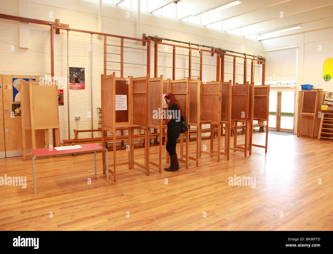 Le votazioni in una stazione di polling, London, Regno Unito Foto Stock