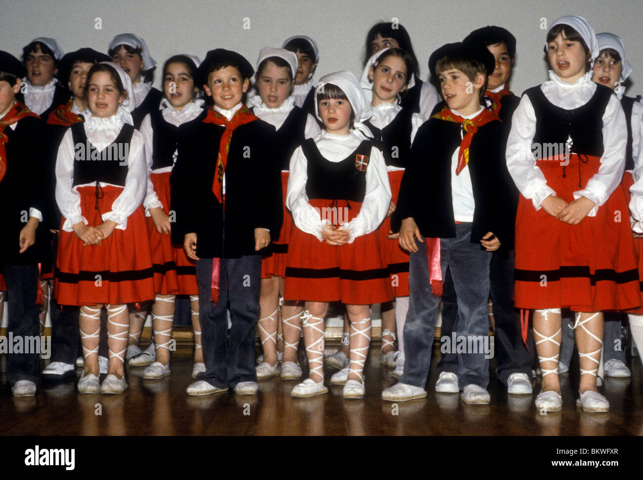 Basco-american, basco-americani, ragazzi e ragazze, bambini, cantanti, cantando, canzone, festival, centro culturale basco, South San Francisco, California Foto Stock