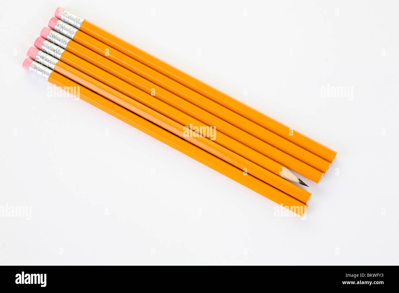 Una matita appuntita cerca di nascondersi fra quelli unsharpened. Foto Stock