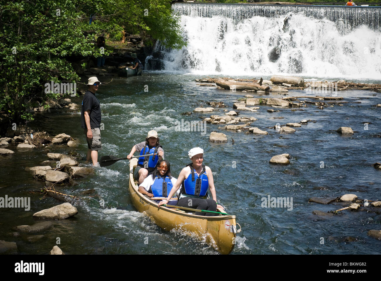 Canoe e kayak a portage intorno ad una cascata sul fiume Bronx in New York borough del Bronx Foto Stock