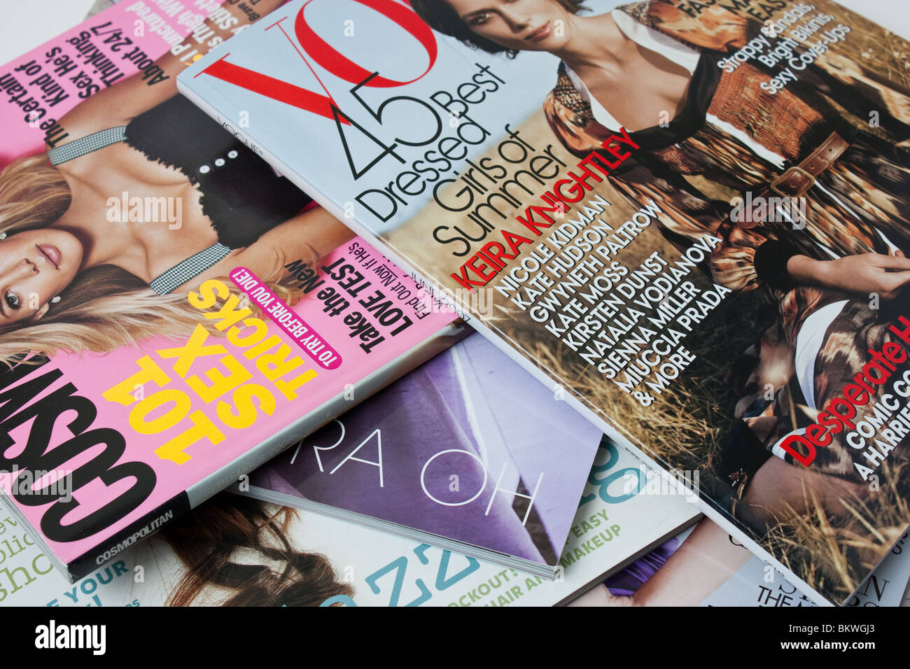 Magazine femminile la lettura di riviste di moda Vogue bellezza pila Foto Stock