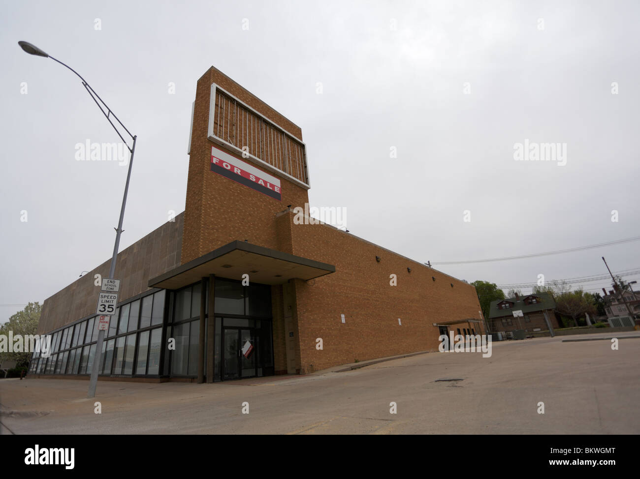 Ex edificio del supermercato, in vendita. Foto Stock