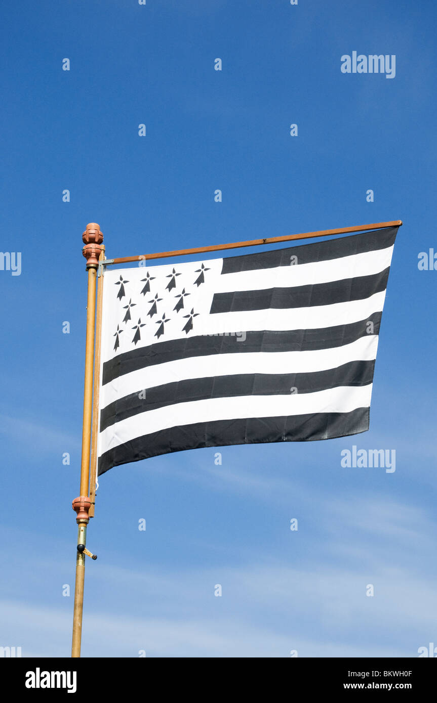 Bandiera bretone contro il cielo blu Foto Stock