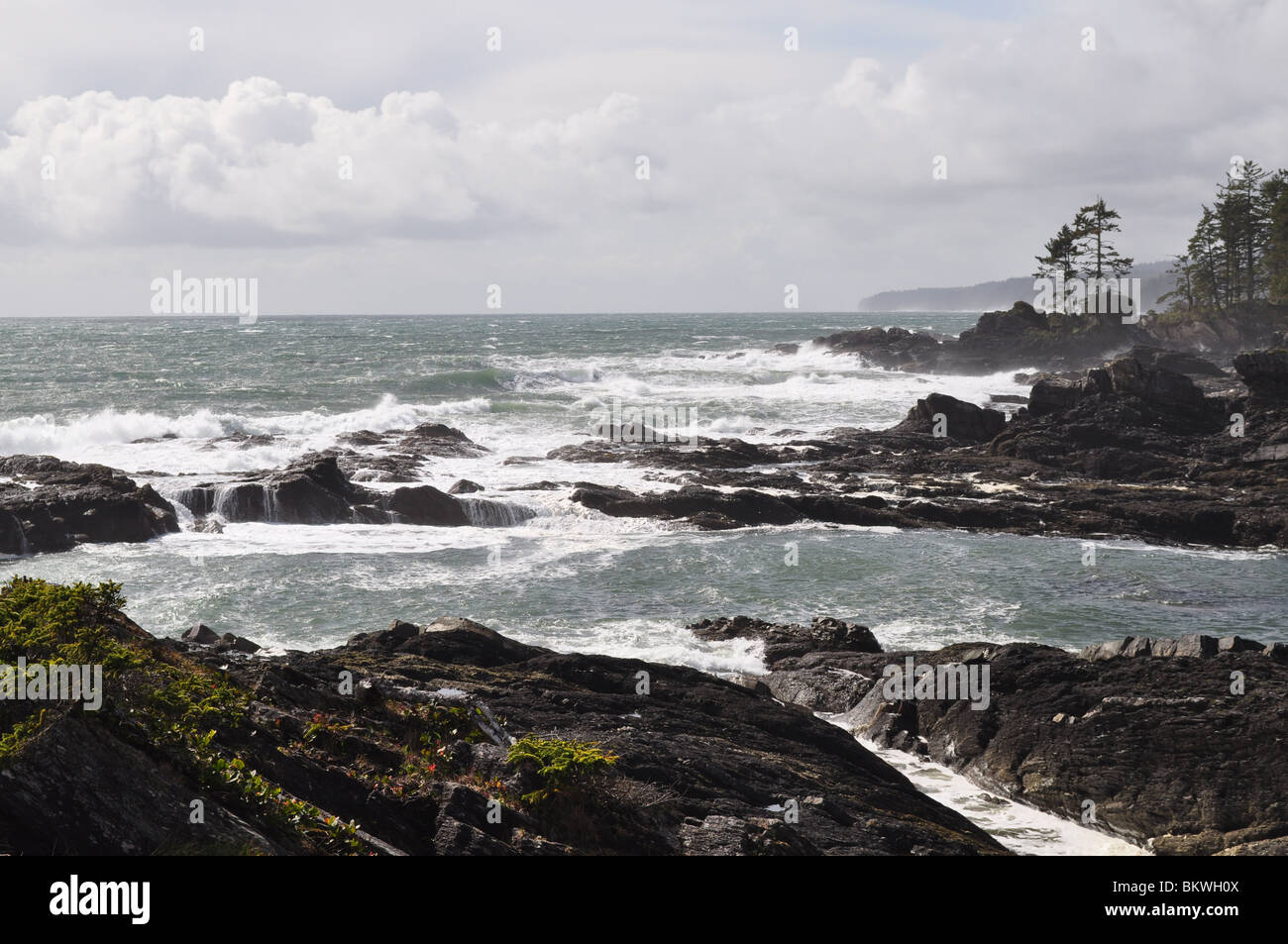 Onde smashing sulle rocce. Foto Stock