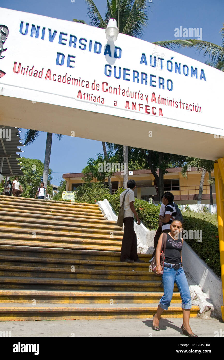 Collegio Messicano gli studenti del campus della Universidad Autonoma de Guerro situato in Acapulco, Guerrero, Messico. Foto Stock