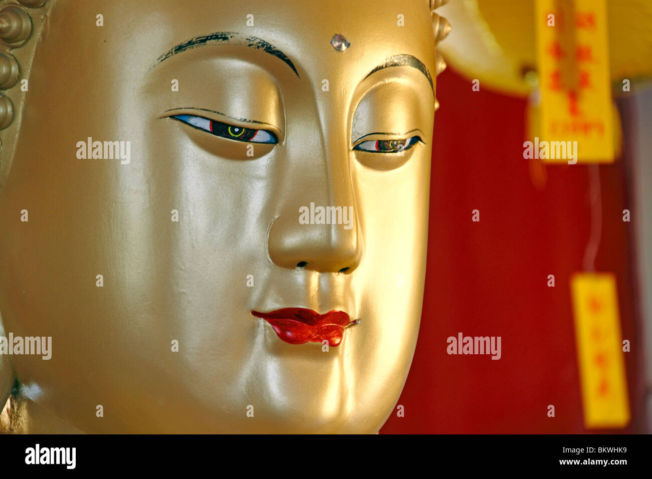 Un vicino l immagine di una golden statua del Buddha di testa. Foto Stock