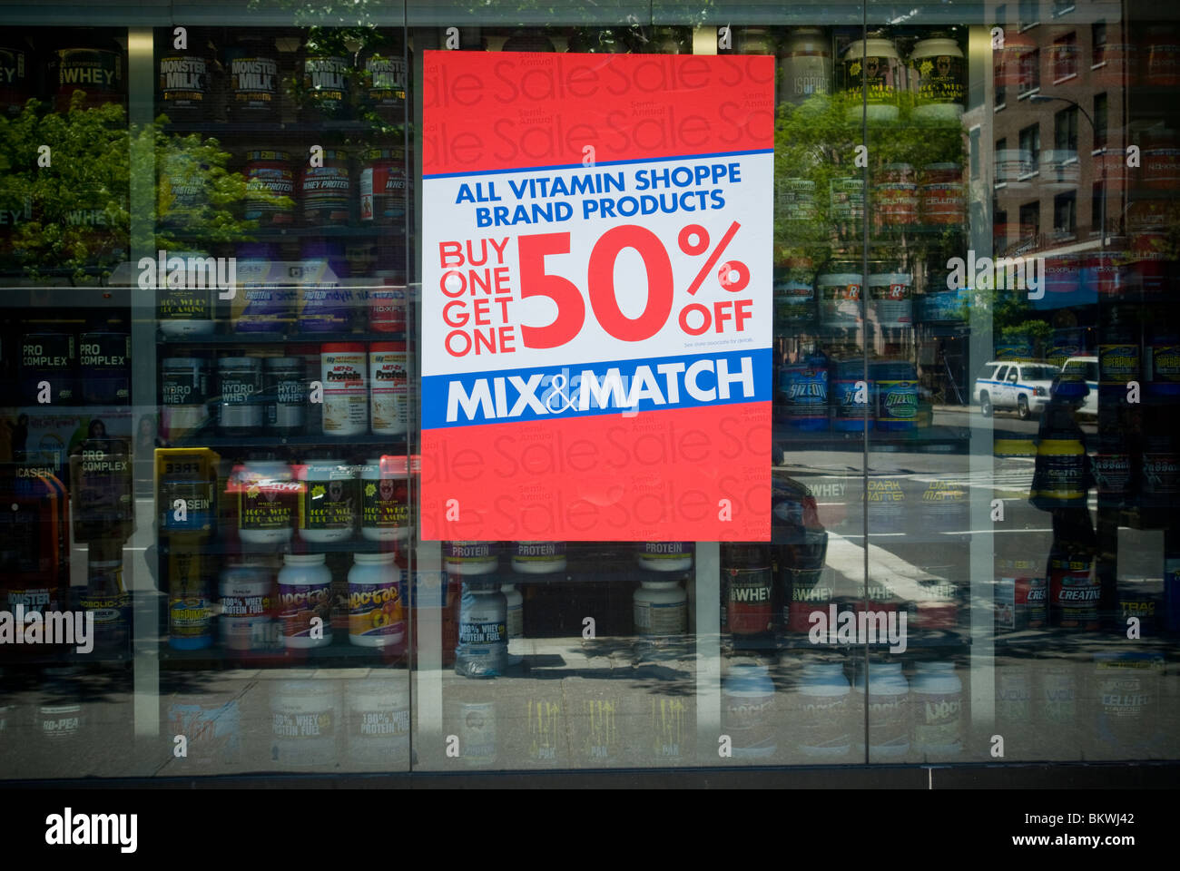 Un segno di vendita pubblicato sulla finestra di una vitamina Shoppe store in New York Foto Stock