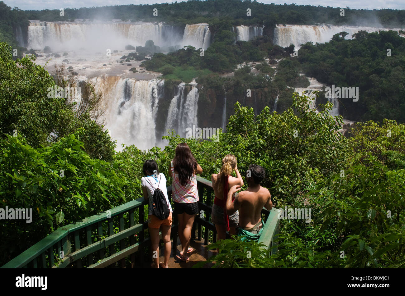 I turisti a Iguaçú Falls, uno dei più grandi cascate del mondo, dello stato del Paraná, Brasile Foto Stock