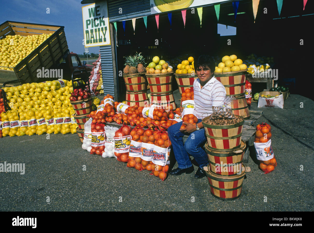 Una strada fornitore di frutta vicino a Port Aransas, Texas, vende locali, freschi Pompelmi e cipolle. Foto Stock
