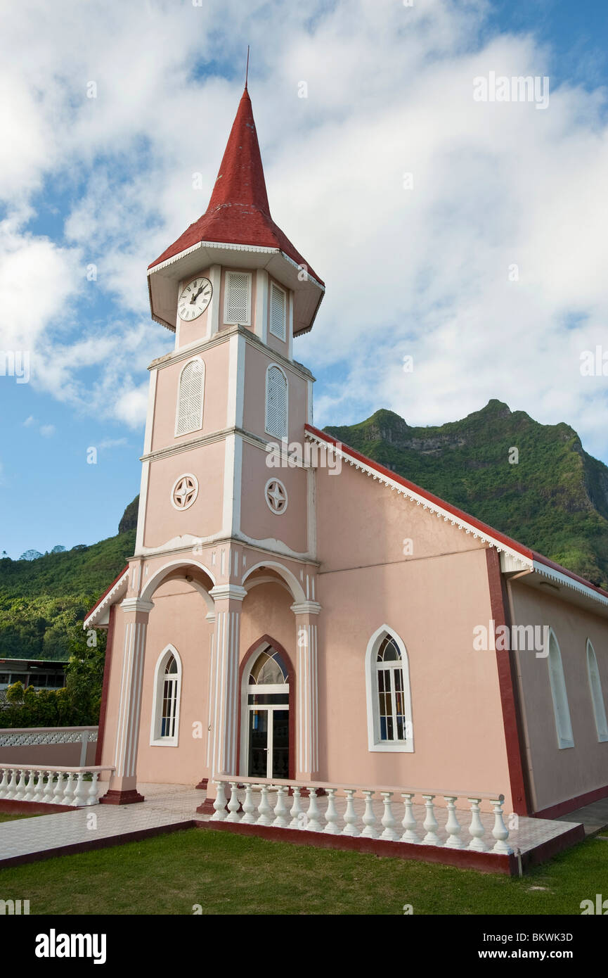 Vaitape chiesa e la vetta del Monte Pahia in background. Bora Bora, Polinesia Francese Foto Stock