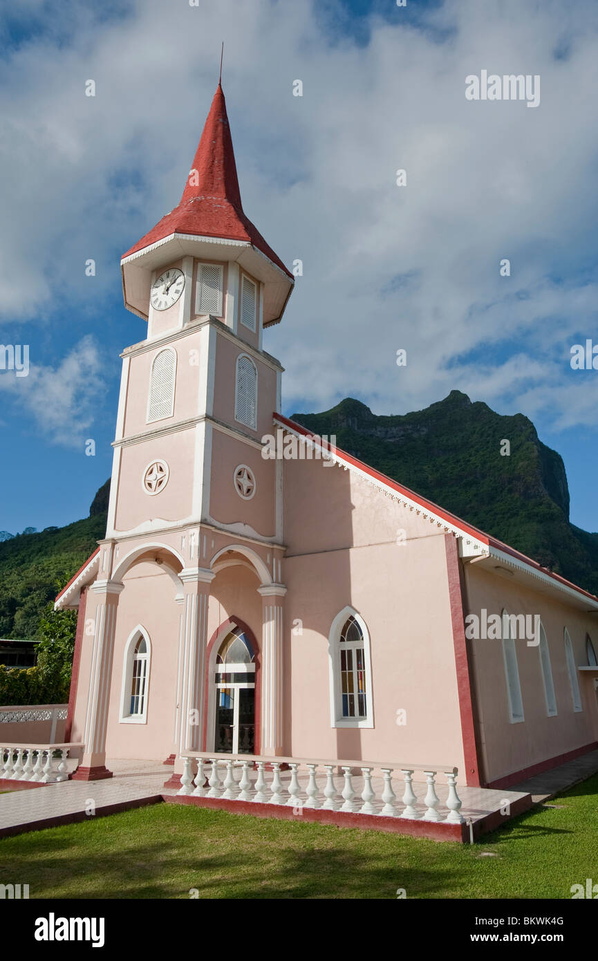 Vaitape chiesa e la vetta del Monte Pahia in background. Bora Bora, Polinesia Francese Foto Stock