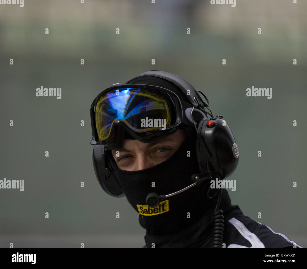 Uomo con casco e protezione antincendio Foto Stock