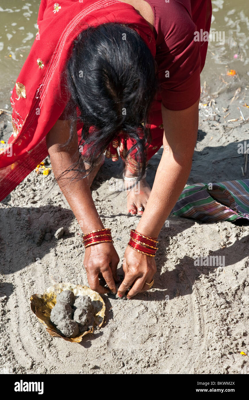 Donna fare un rituale puja. Fiume Gange. Di Allahabad. India Foto Stock