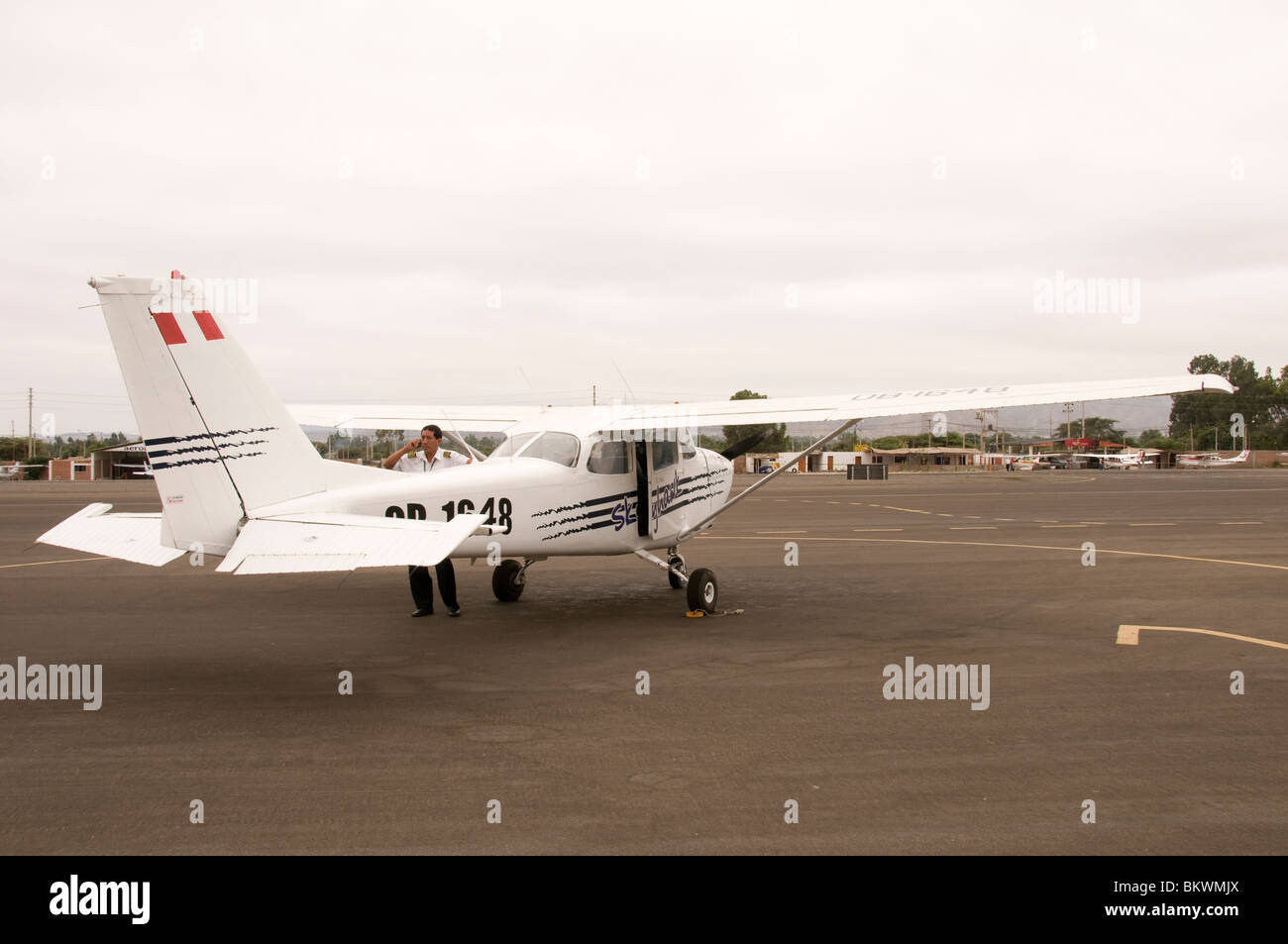 Piccolo aeroplano con pilota prima del decollo per il volo sulle linee di Nazca, Perù Foto Stock