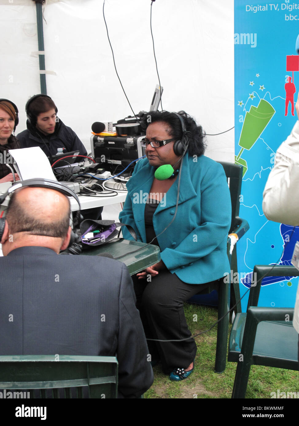 Diane Abbott Intervista Radio pandit elezioni generali 2010 appeso il Parlamento la copertura dei media Foto Stock