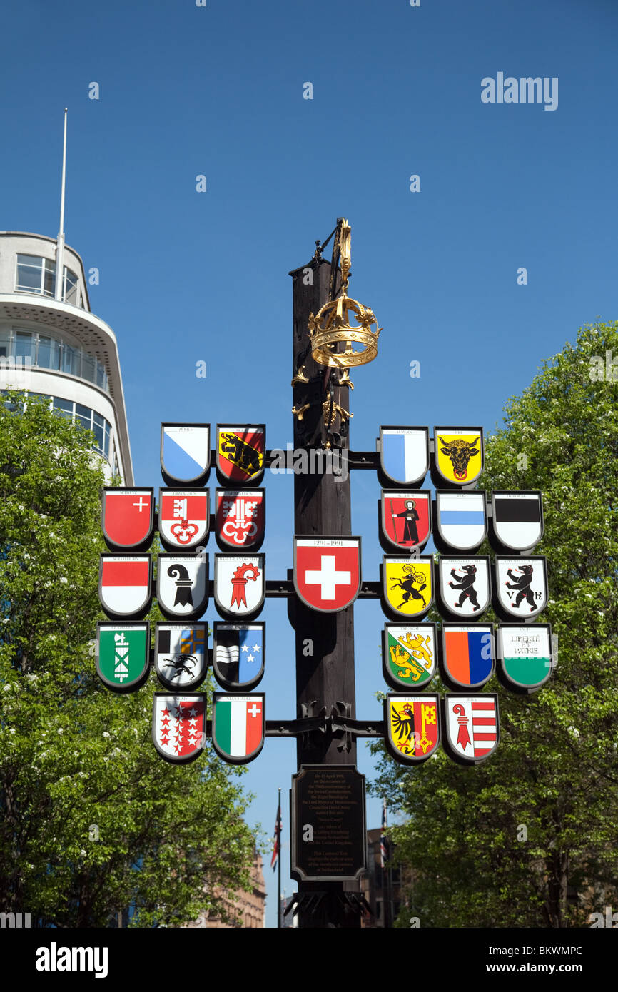 Gli stemmi dei 26 cantoni della Svizzera, tribunale svizzero, Leicester Square, London REGNO UNITO Foto Stock