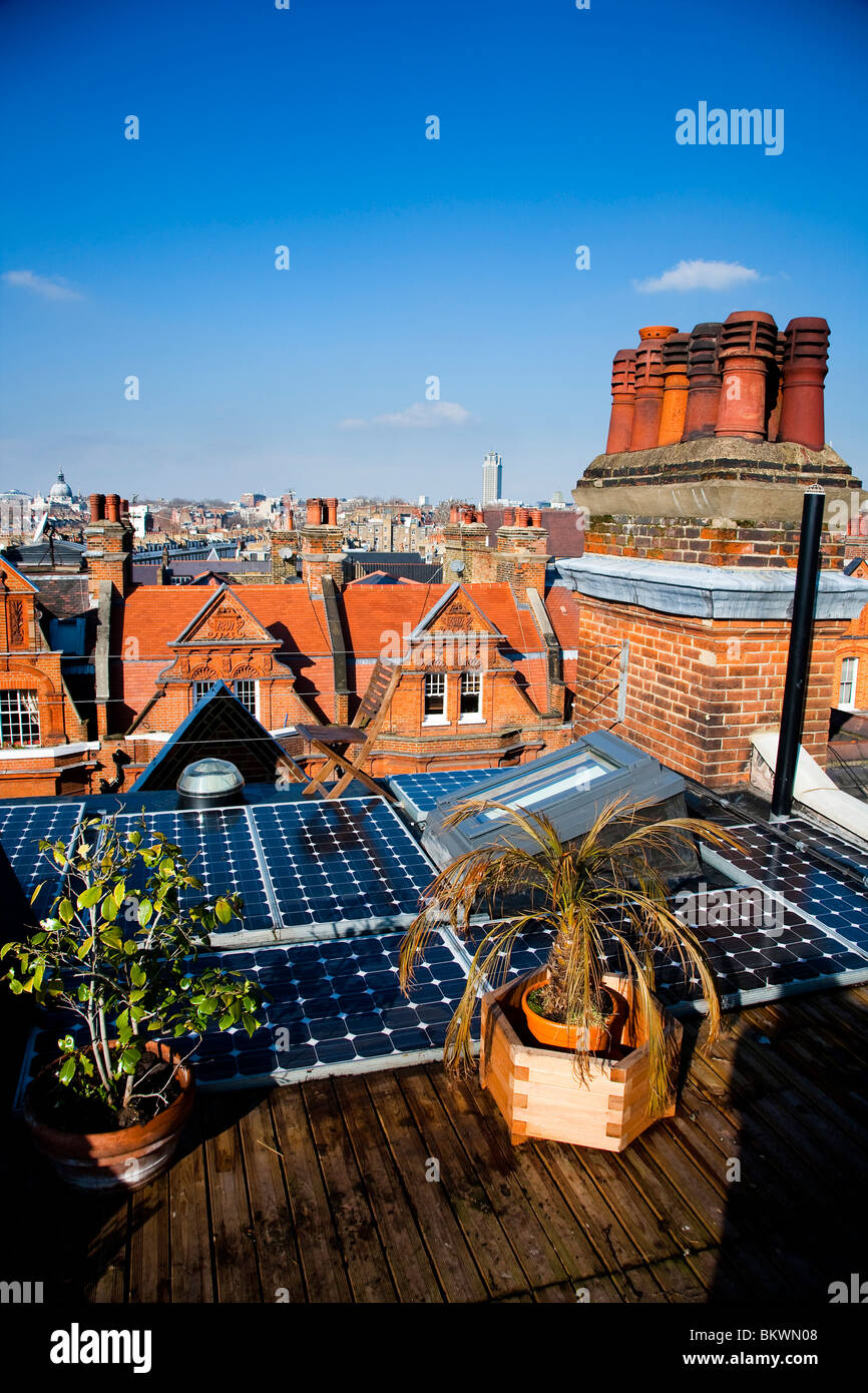 © Naki Kouyioumtzis. montato sul tetto pannelli solari, a Chelsea, Londra, Regno Unito. Foto Stock