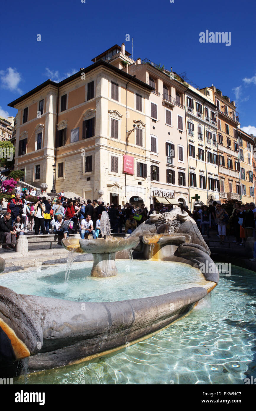 Fontana della Barcaccia Fontana della vecchia barca' è una barocca fontana di acqua freschissima in Italia a Roma in Piazza di Spagna Foto Stock