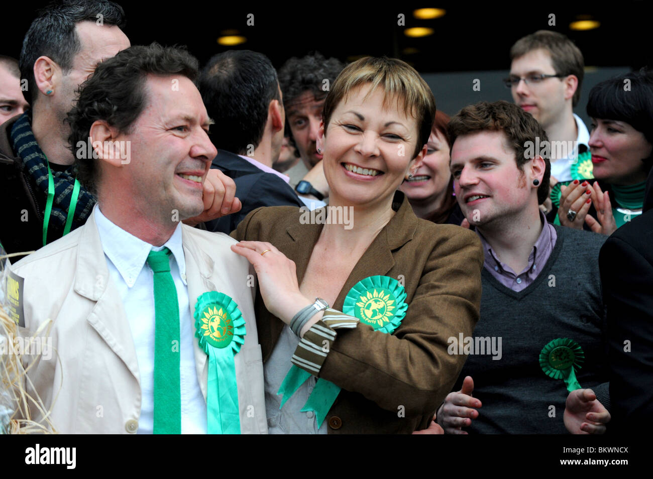 Dr Caroline Lucas celebra vincendo il Padiglione di Brighton in sede di elezioni generali in Gran Bretagna 2010 con il marito Richard Foto Stock