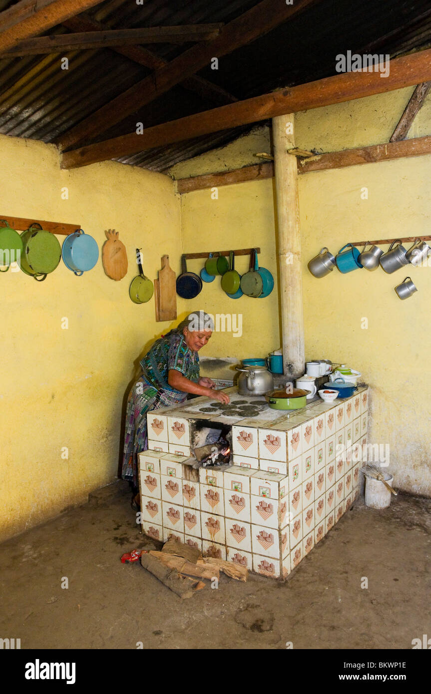 Cucina tradizionale con forno donna indigena rendendo tortillas Guatemala Foto Stock
